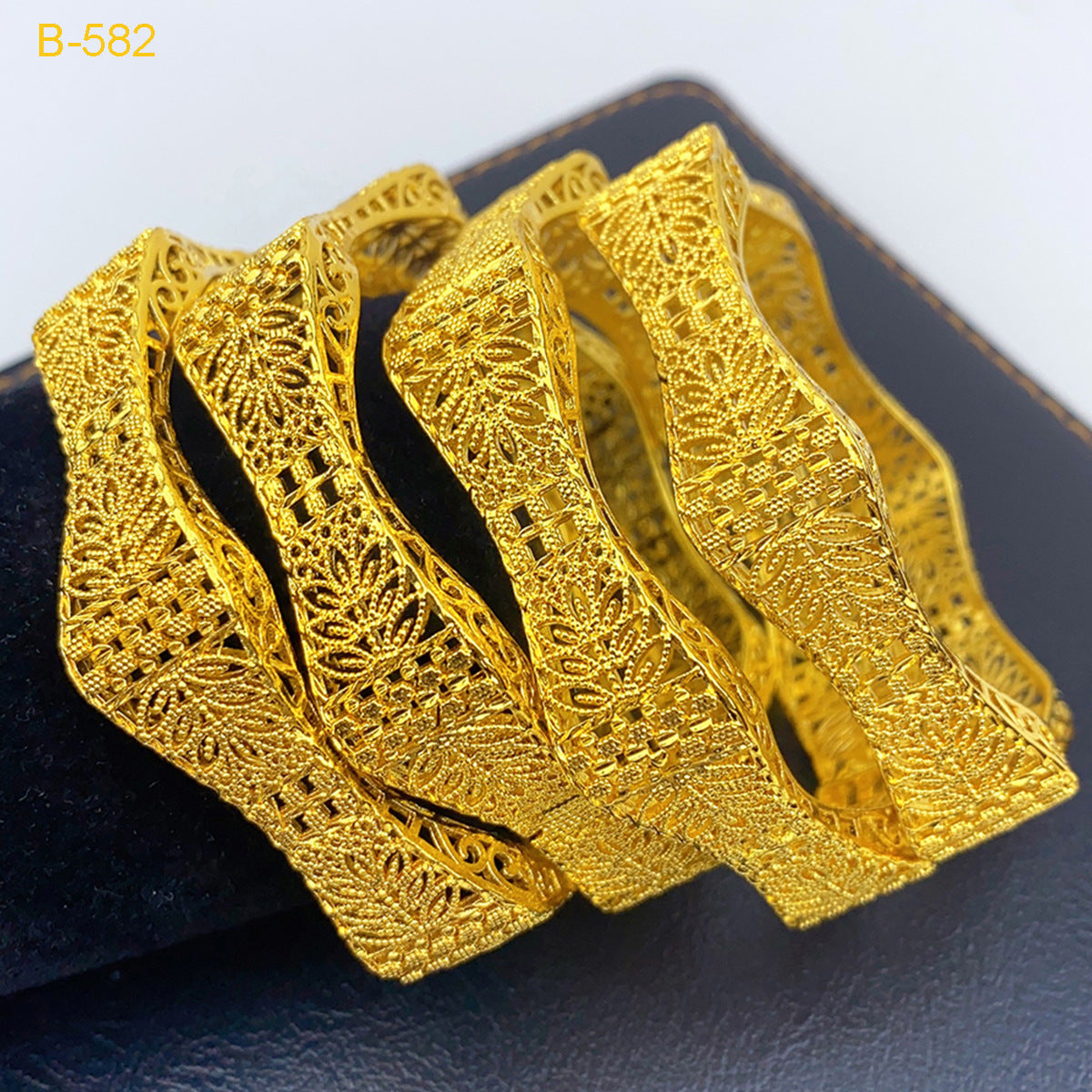 Wavy Hollow Filigree Embossed Craft 24K Real Gold Plated Copper Alloy Bangle, Vintage Chinese Palace Style, Wedding Ceremony Banquet Gift Bracelet