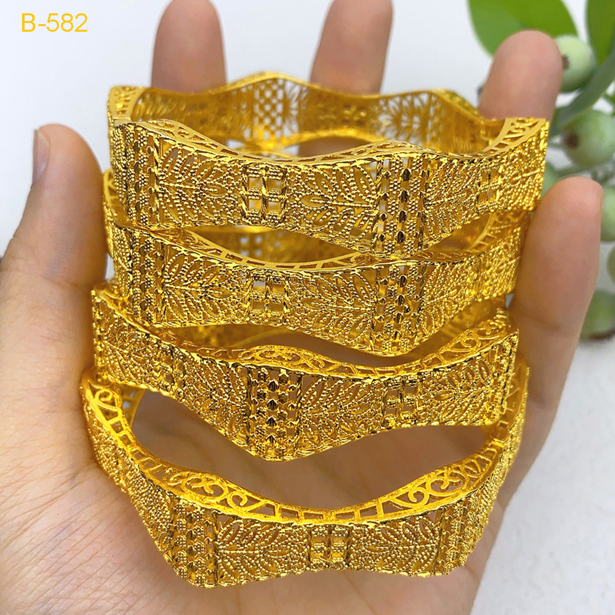 Wavy Hollow Filigree Embossed Craft 24K Real Gold Plated Copper Alloy Bangle, Vintage Chinese Palace Style, Wedding Ceremony Banquet Gift Bracelet