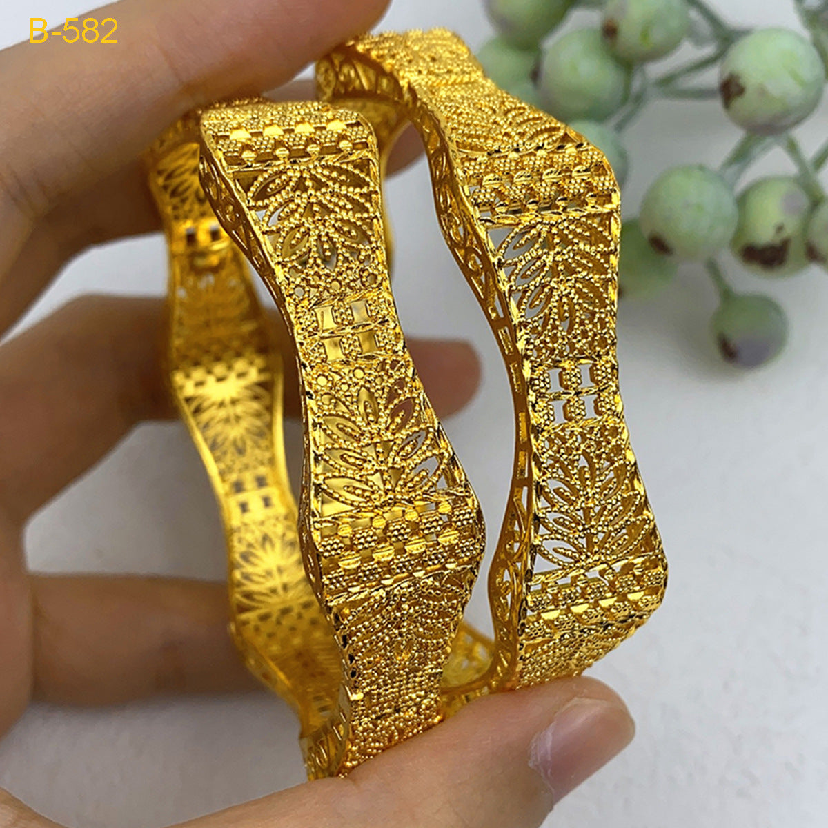 Wavy Hollow Filigree Embossed Craft 24K Real Gold Plated Copper Alloy Bangle, Vintage Chinese Palace Style, Wedding Ceremony Banquet Gift Bracelet